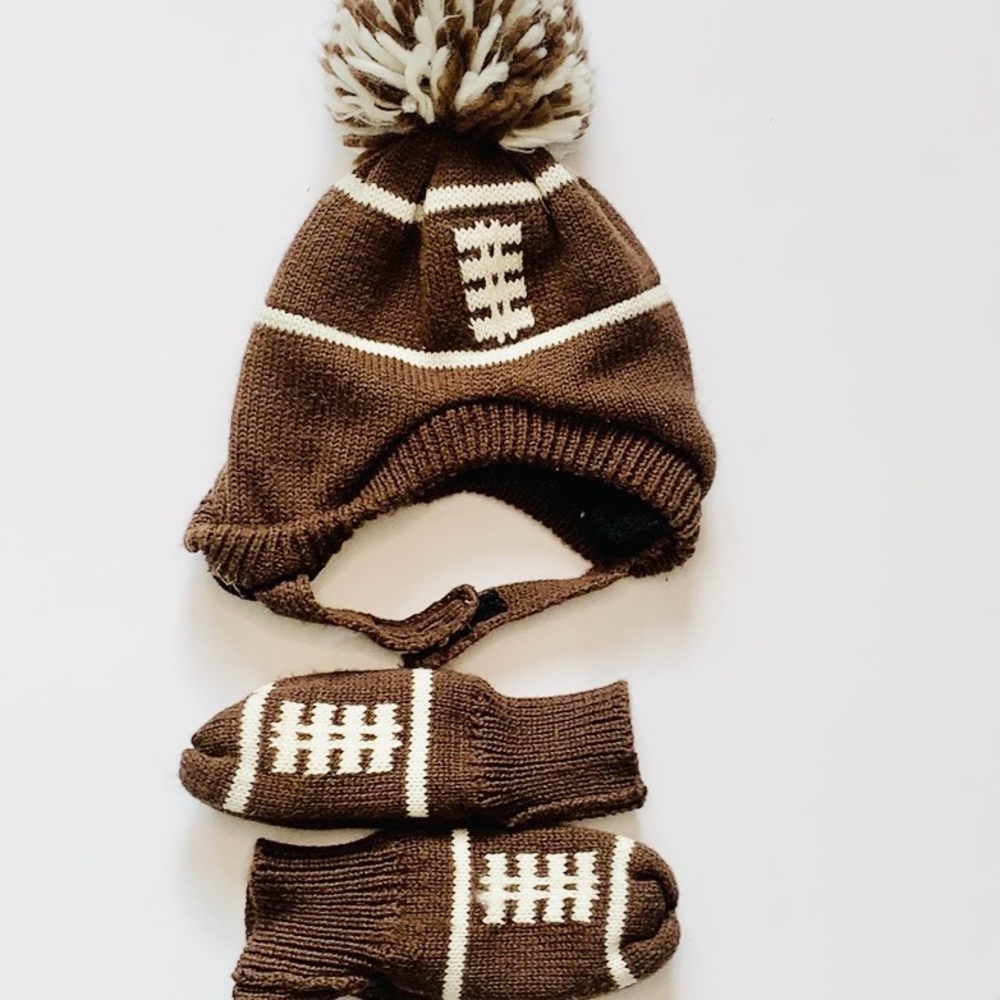 The CHILDREN’s Place Football PomPom Hat/Mitts